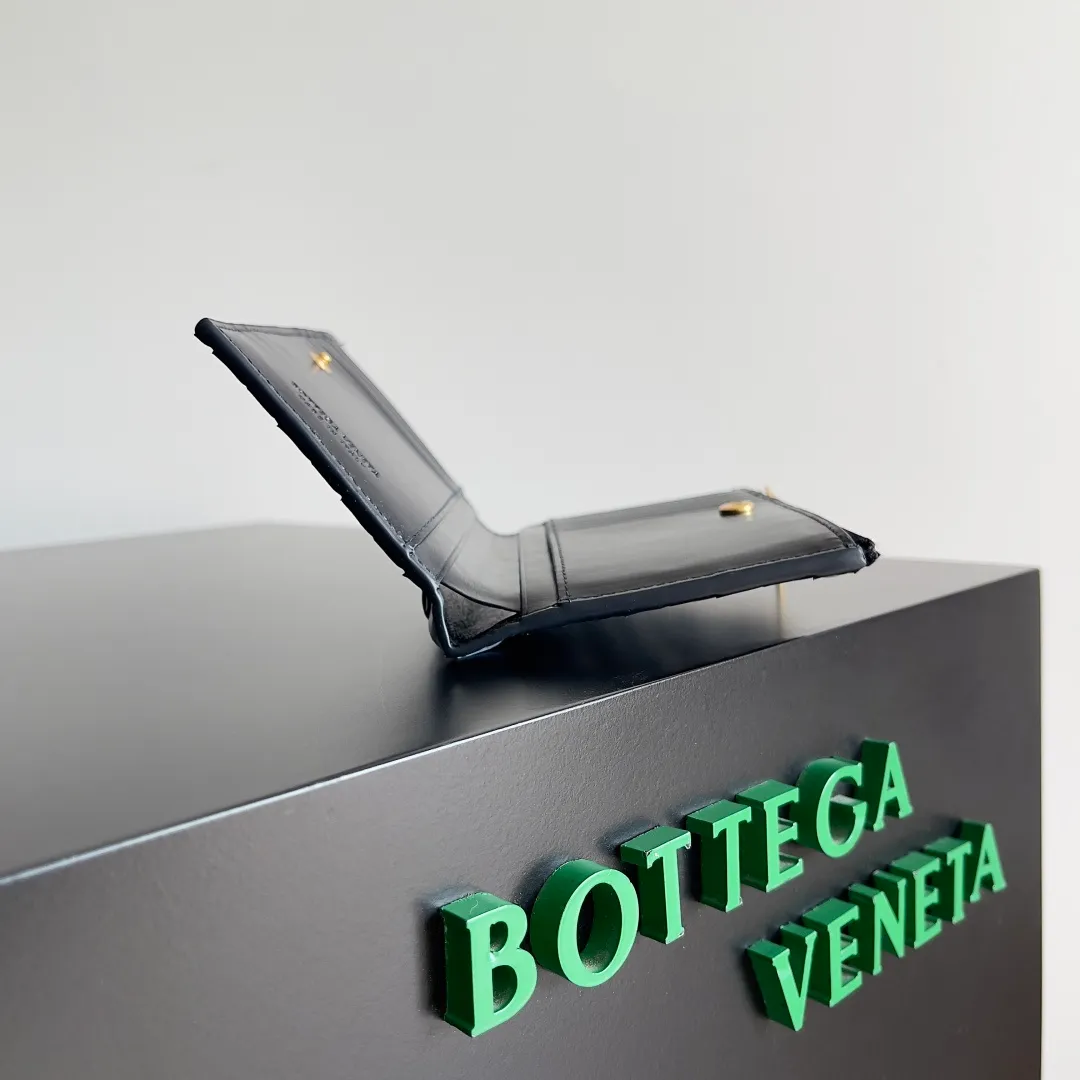 Batch 960 of BOTTEGA VENETA’s new woven small wallets are now shipping! ! ! 🥰🥰Made of carefully selected first-layer sheepskin fabric, this small luxury wallet has an elegant appearance and is also full of practicality. It can store change, driver's license and various cards at the same time. It is so small that it can be put in your pocket and carried with you. It is really convenient [Applause][Applause] Style No.: 667468 Size: 14.5*9.3*2cm